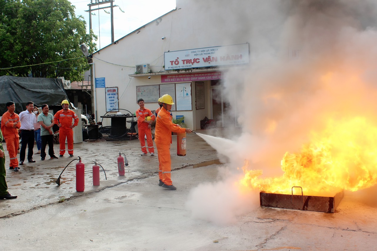 Xí nghiệp Dịch vụ Điện lực Sơn La tổ chức tập huấn công tác Phòng cháy, chữa cháy và cứu nạn, cứu hộ năm 2022